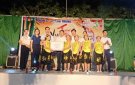 Các đồng chí lãnh đạo thị xã Bỉm Sơn và xã Quang Trung tặng quà cho các cháu thiếu nhi nhân dịp tết Trung thu năm 2020
