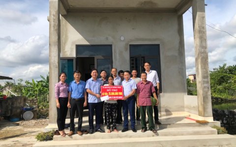 MTTQ xã Quang Trung bàn giao kinh phí hỗ trợ sửa chữa nhà ở cho hộ nghèo
