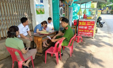 Đoàn kiểm tra liên ngành về An toàn thực phẩm xã Quang Trung kiểm tra các cơ sở sản xuất, kinh doanh thực phẩm trên địa bàn xã